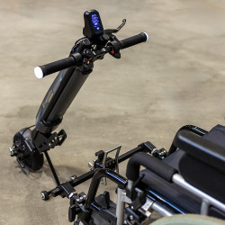 Système de propulsion électrique pour fauteuil roulant avec barre pour les repose-pieds