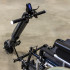 Système de propulsion électrique pour fauteuil roulant avec barre pour les repose-pieds