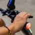 Système de propulsion électrique pour fauteuil roulant avec barre pour les repose-pieds
