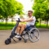 Système de propulsion électrique pour fauteuil roulant avec barre pour les repose-pieds