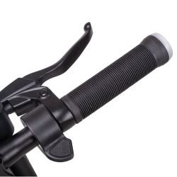 Système de propulsion électrique pour fauteuil roulant avec barre pour les repose-pieds