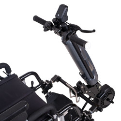 Système de propulsion électrique pour fauteuil roulant avec barre pour les repose-pieds
