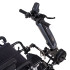 Système de propulsion électrique pour fauteuil roulant avec barre pour les repose-pieds