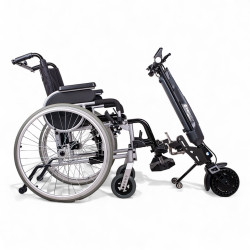 Système de propulsion électrique pour fauteuil roulant avec barre pour les repose-pieds