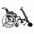 Système de propulsion électrique pour fauteuil roulant avec barre pour les repose-pieds