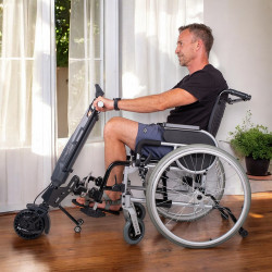 Système de propulsion électrique pour fauteuil roulant avec barre pour les repose-pieds