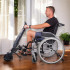 Système de propulsion électrique pour fauteuil roulant avec barre pour les repose-pieds