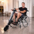 Système de propulsion électrique pour fauteuil roulant avec barre pour les repose-pieds