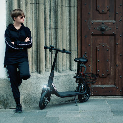 Trottinette électrique avec siège et cadre pliable puissance max 25 km/h - Autonomie 30 km