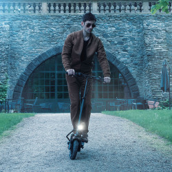 Trottinette électrique avec autonomie de 50 km et vitesse maximale 40 km/h - Cadre pliable et guidon réglable