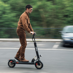 Trottinette électrique avec autonomie de 50 km et vitesse maximale 40 km/h - Cadre pliable et guidon réglable
