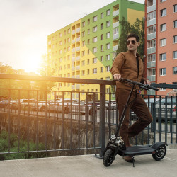 Trottinette électrique avec autonomie de 50 km et vitesse maximale 40 km/h - Cadre pliable et guidon réglable