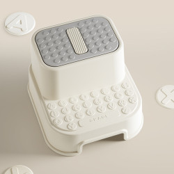 Marche pied pour enfants avec revêtement antidérapant pour le développement de l'autonomie