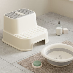 Marche pied pour enfants avec revêtement antidérapant pour le développement de l'autonomie