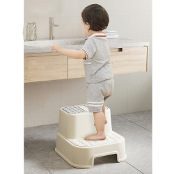 Marche pied pour enfants avec revêtement antidérapant pour le développement de l'autonomie