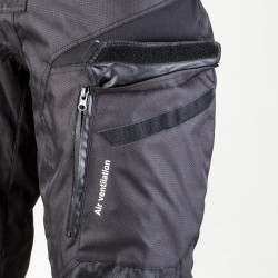Pantalon de moto coupe vent avec tissu imperméable et protections CE amovibles