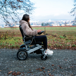 Fauteuil roulant pliable à propulsion électrique 500 W - Vitesse maximale 6 km/h et portée de 24 km