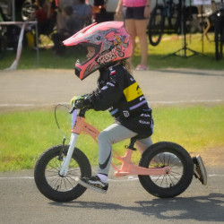 Vélo d'équilibre pour enfants dès 2 ans à deux roues gonflables 12" - Assise et guidon ajustables