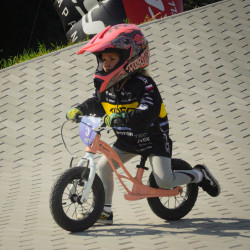 Vélo d'équilibre pour enfants dès 2 ans à deux roues gonflables 12" - Assise et guidon ajustables