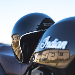 Casque de moto et de scooter ultra design et confort - Noir brillant