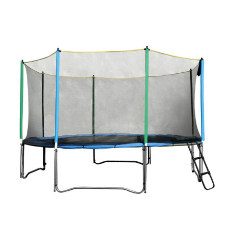 Trampoline avec filet de protection pour les enfants.